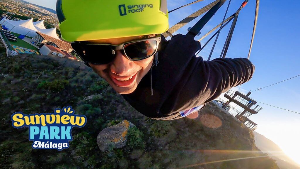 Persona grabándose con cámara GoPro mientras vuela en la tirolina de Sunview Park
