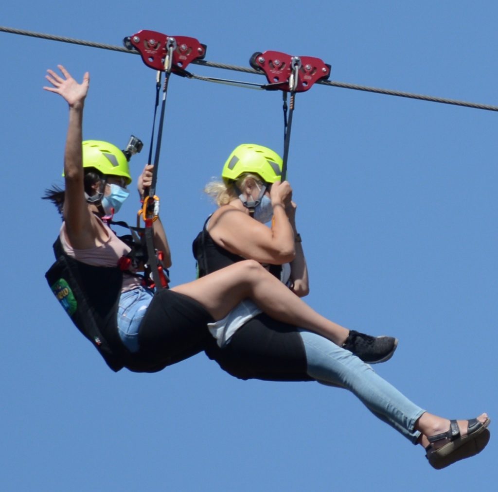 Salto en tándem, dos personas, en la tirolina de Sunview Park