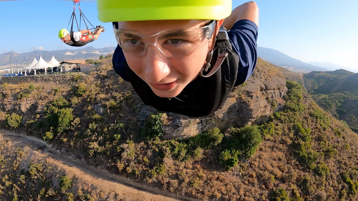 Persona grabándose con cámara GoPro mientras vuela en la tirolina de Sunview Park