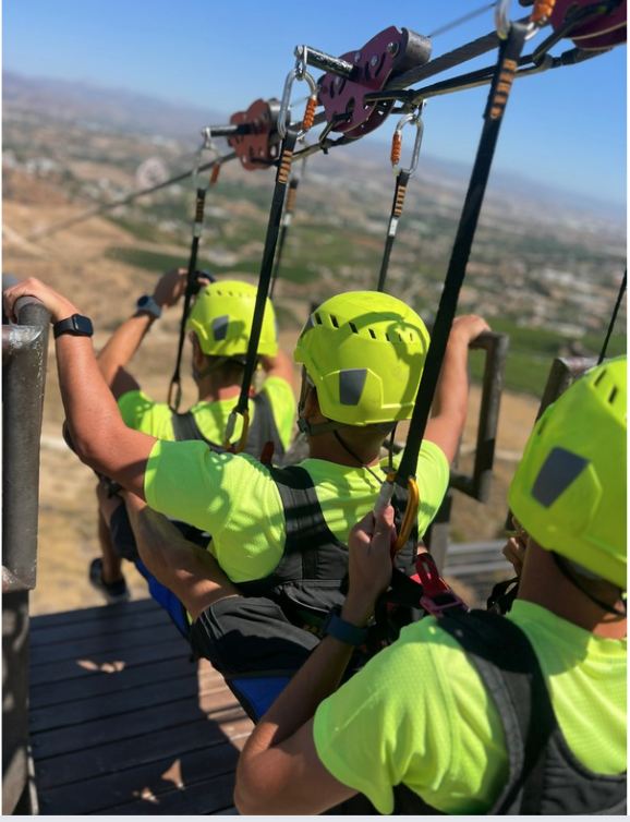 Salto en tritándem, tres personas, en la tirolina de Sunview Park