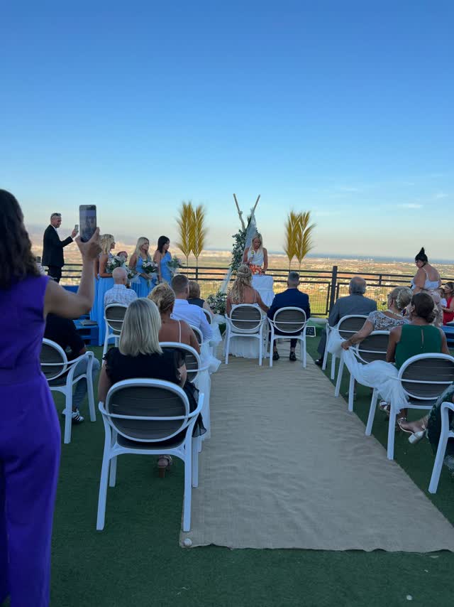 Ceremonia de boda al atardecer frente al valle
