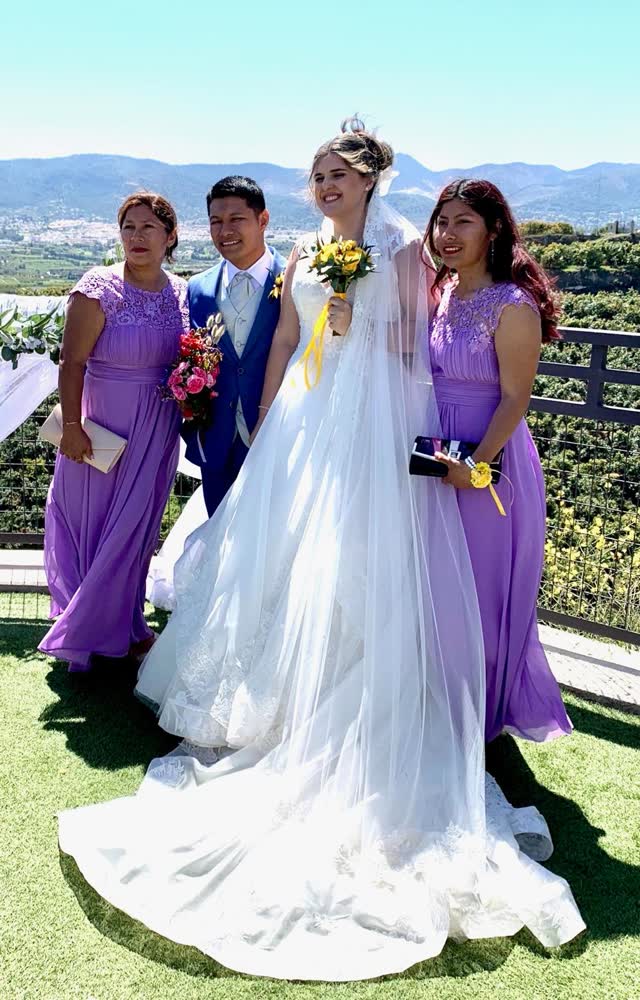 La novia con el novio y las damas de honor