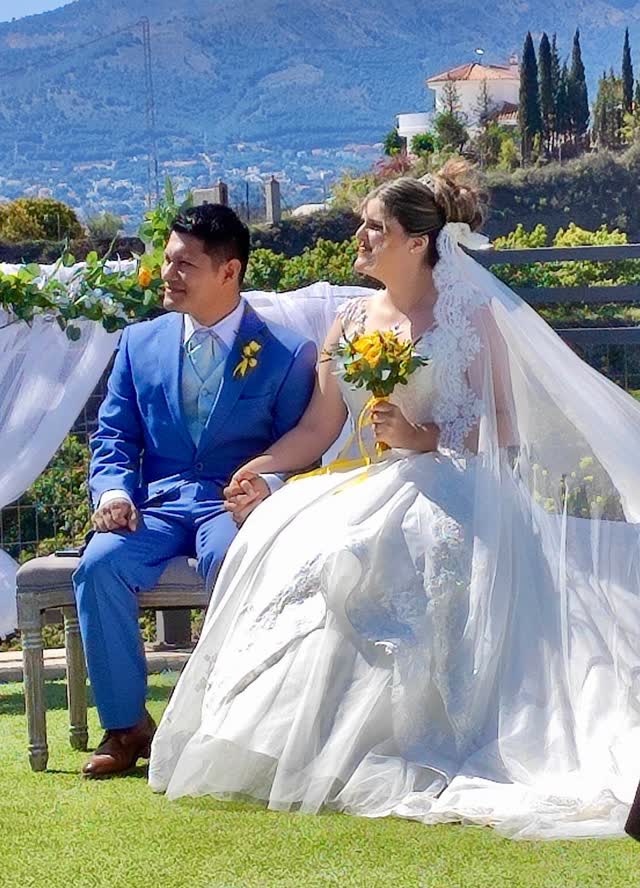 Los novios durante la ceremonia con vistas a la sierra
