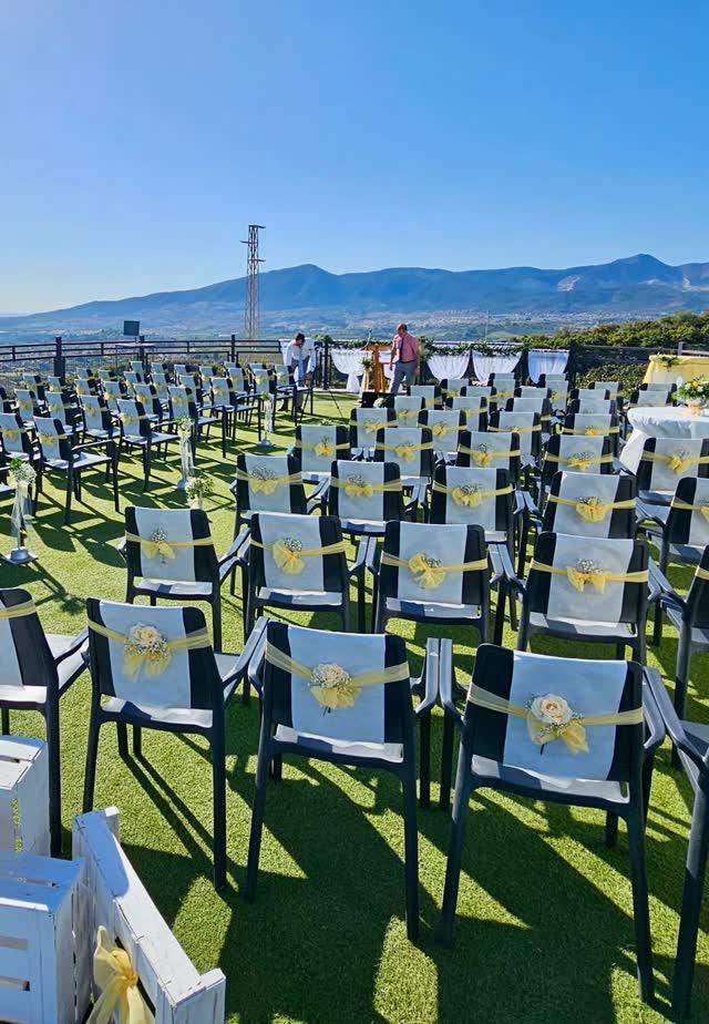 Sillas decoradas para una ceremonia al aire libre