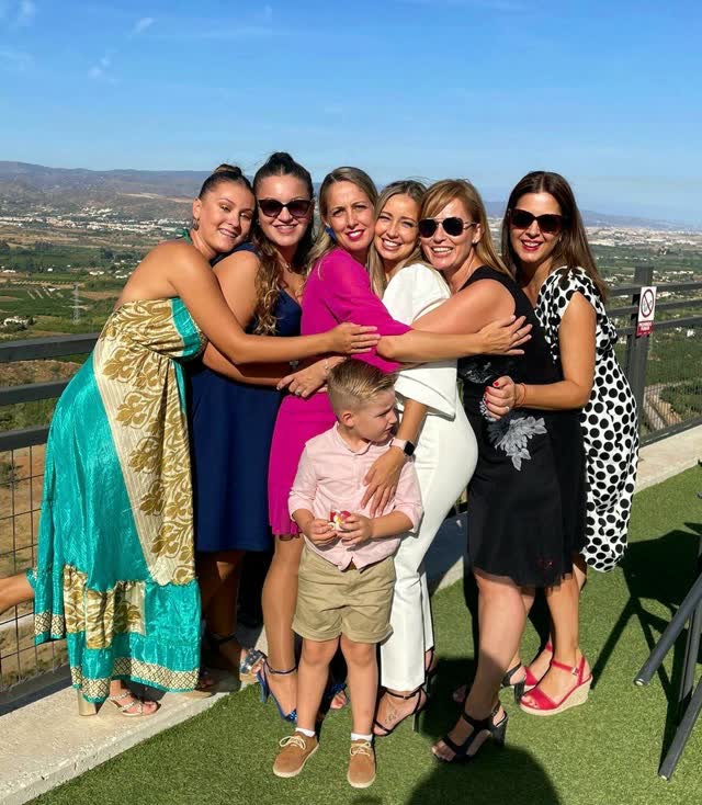 Celebración entre amigas con el valle de fondo