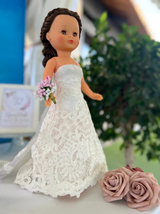 Detalle de una muñeca de novia en la mesa