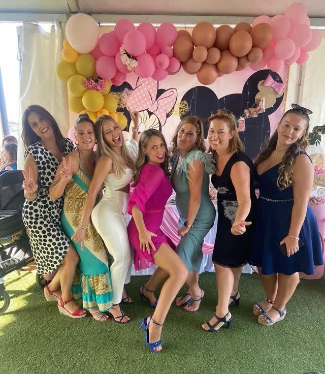 Celebración con arco de globos en la carpa