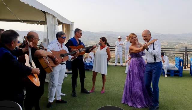 Música en directo en una celebración en la terraza
