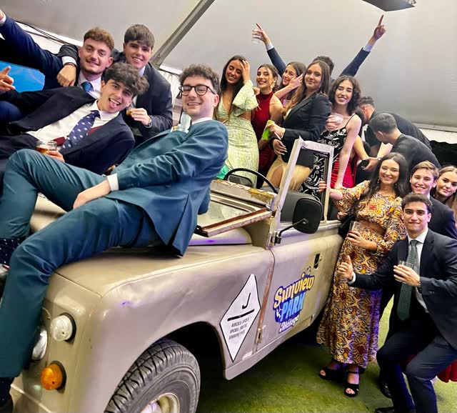 Graduados celebrando de noche en el parque