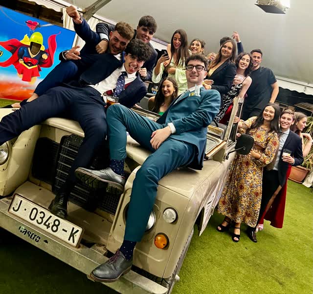 Fiesta de graduación subidos al Land Rover clásico