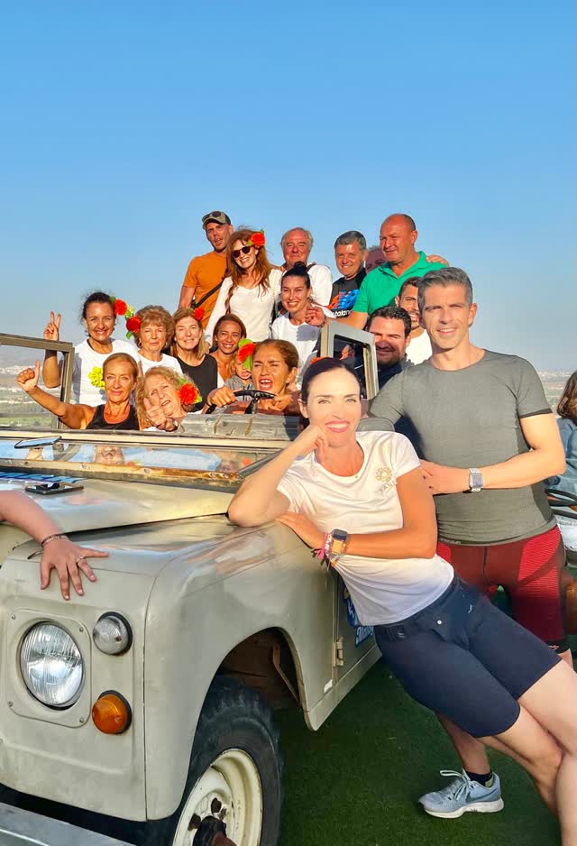 Grupo de amigos con el Land Rover al atardecer