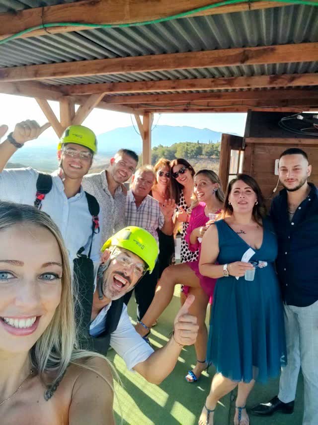 Selfie de grupo con cascos antes de la tirolina