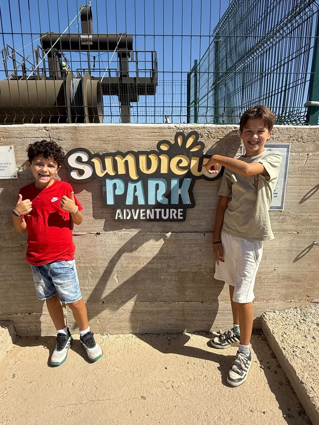 Niños posando junto al cartel de Sunview Park Adventure