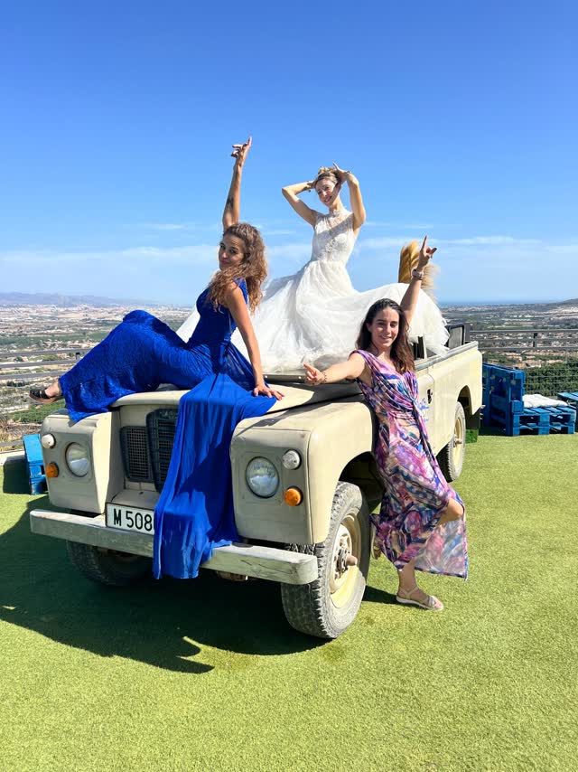 Sesión de fotos de la novia y sus amigas en el Land Rover