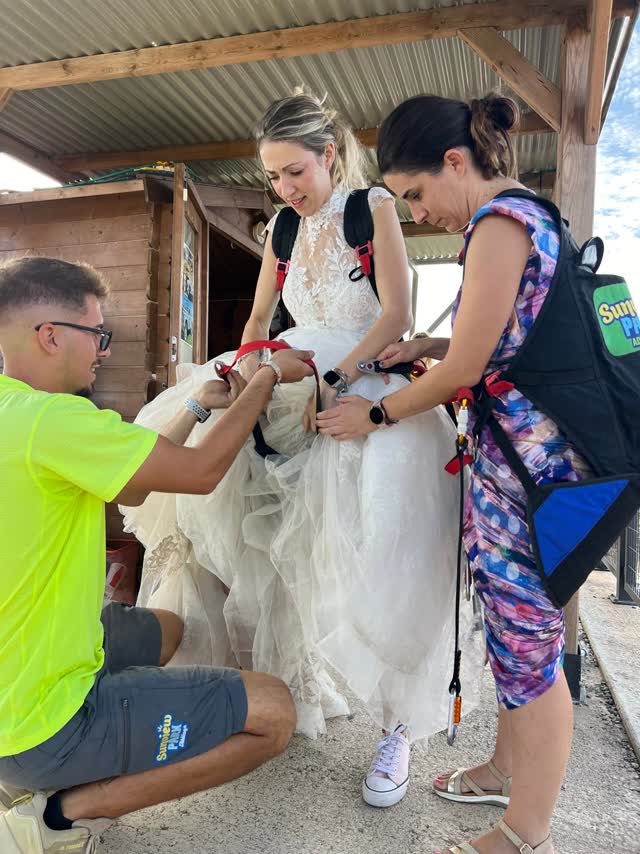 Preparando a la novia para la tirolina