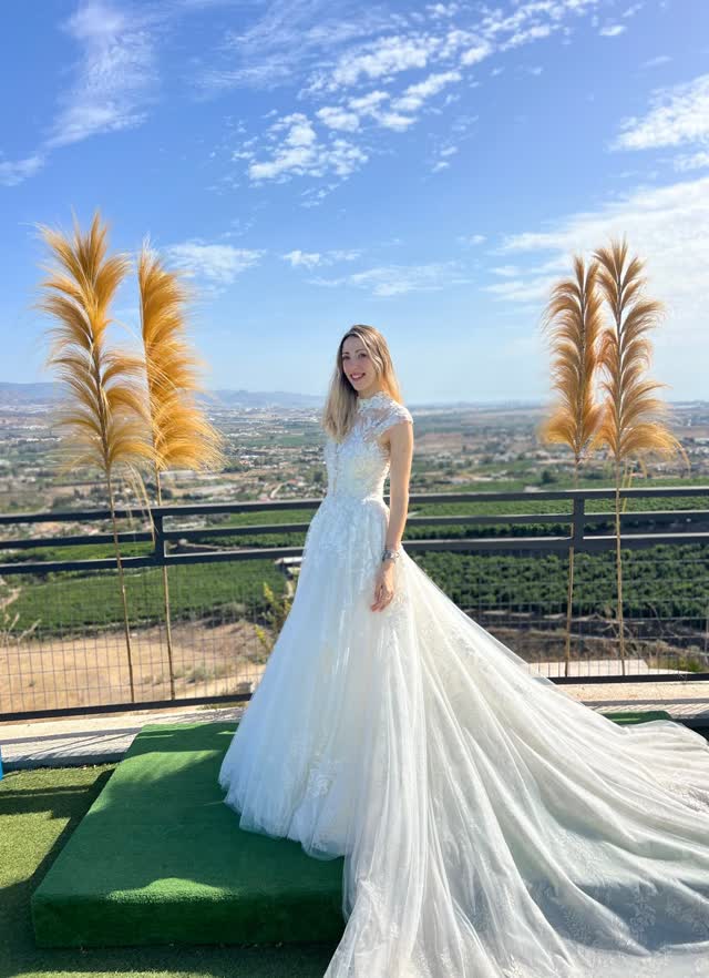 Sesión de fotos de novia con pampas en el mirador