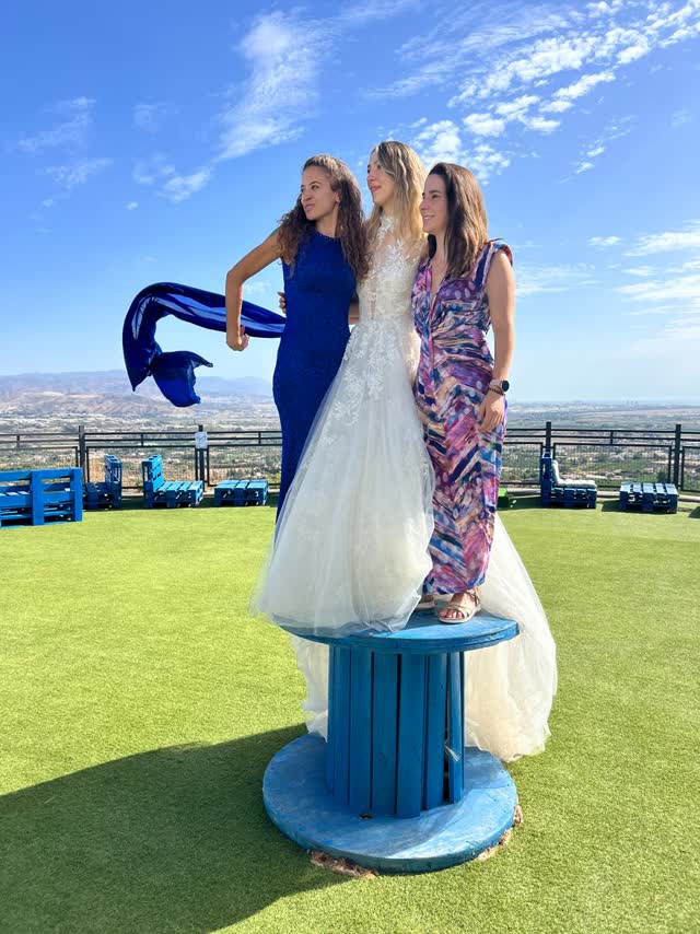 La novia y sus amigas posando frente al valle